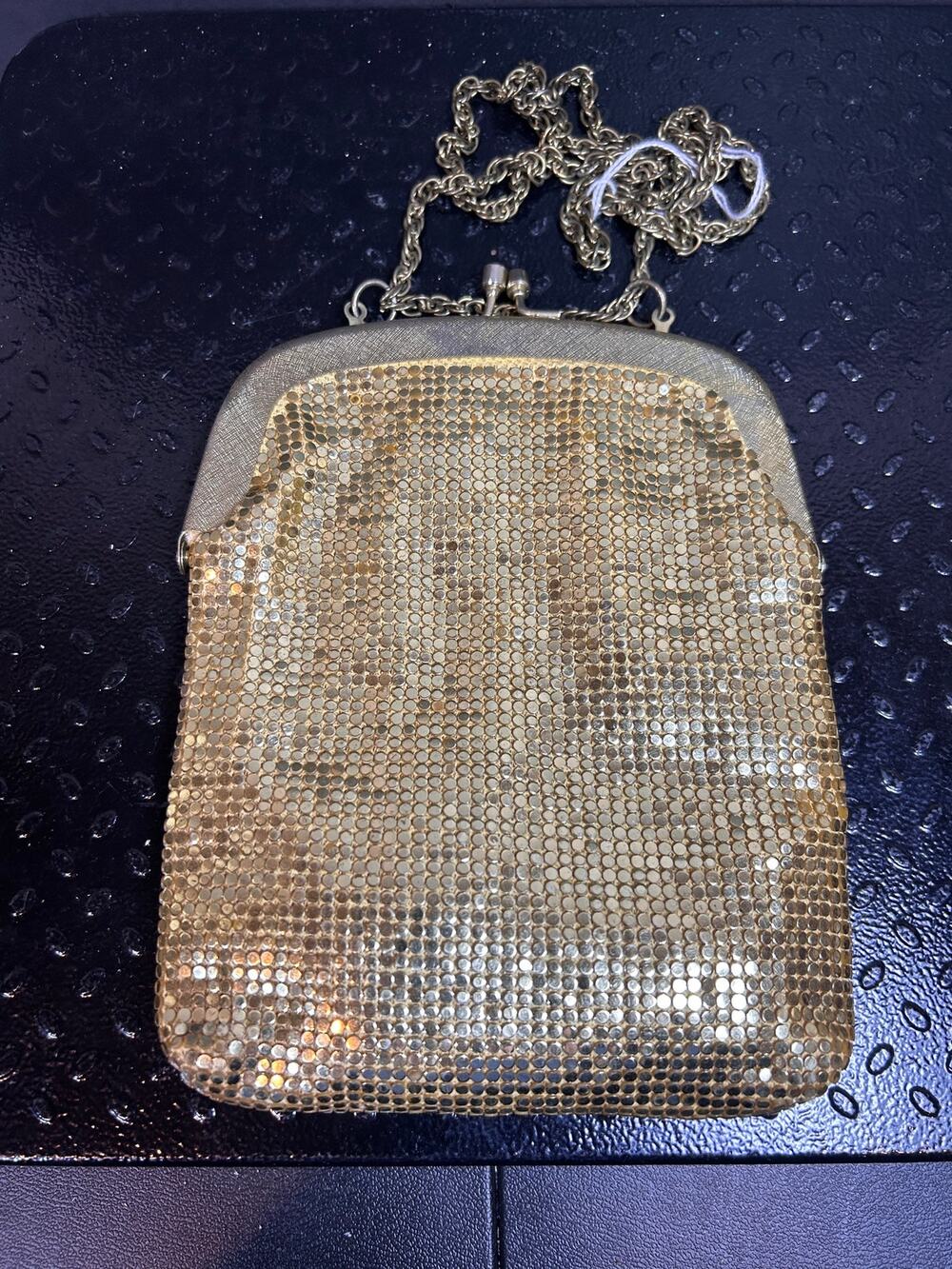 gold mesh evening bag features a structured frame and a delicate chain vintage - Picture 1 of 6